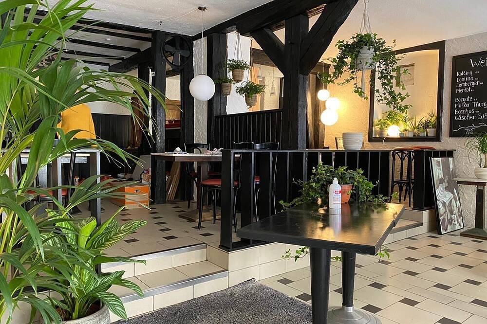 Ganze Wohnung, Einzelzimmer mit Boxspringbett in Bad Neustadt an der Saale, Rhön-Bayern
