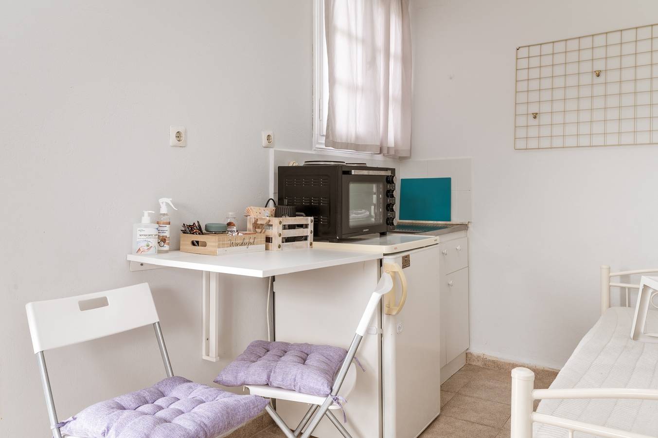 Ganze Wohnung, Ferienwohnung 'Stenies Little Nook' mit Bergblick, Wi-Fi und Klimaanlage in Andros