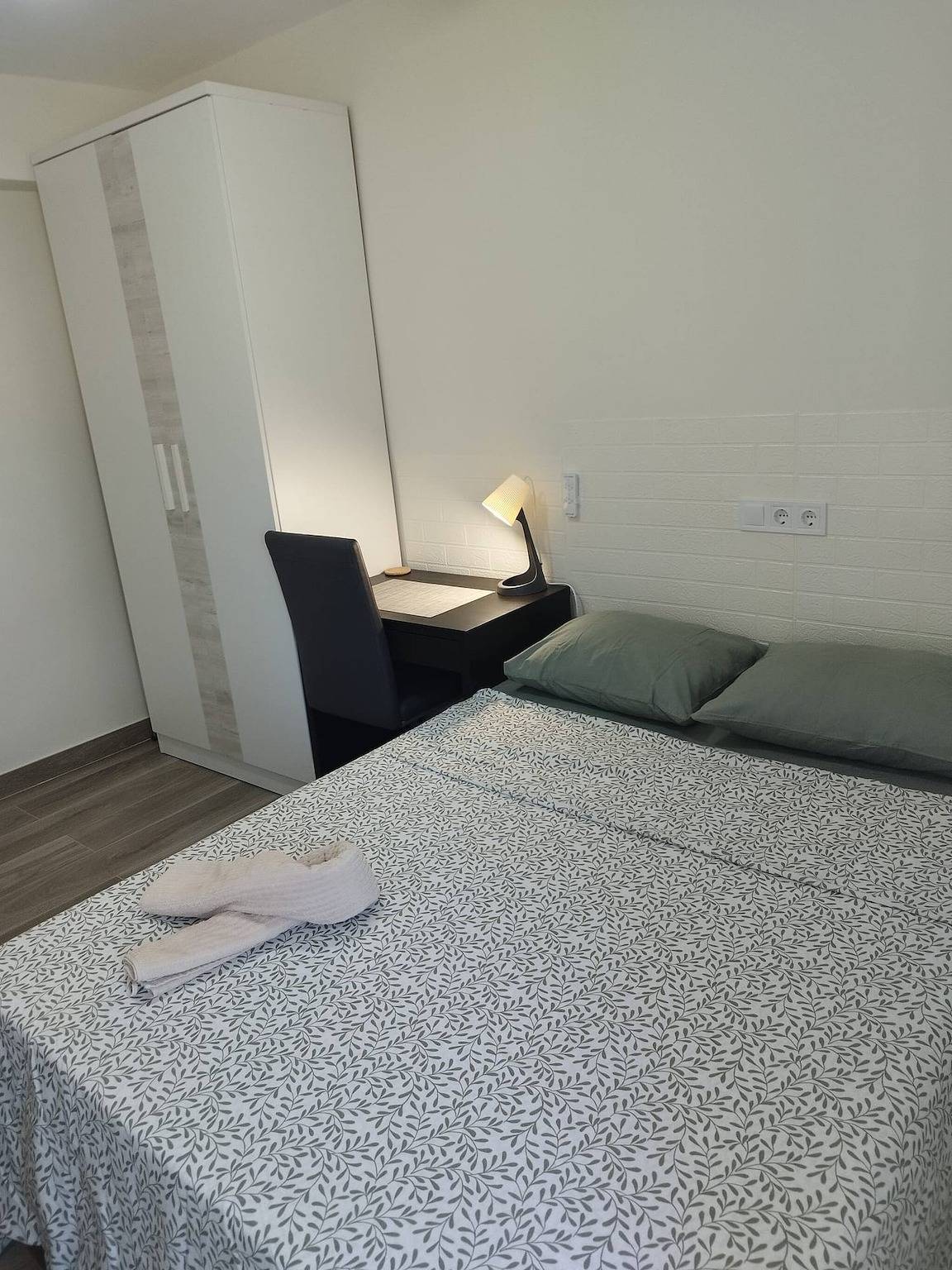 Cozy Guest Room in Modern Madrid Flat - Perfect for Digital Nomads in Madrid, Madrid Province