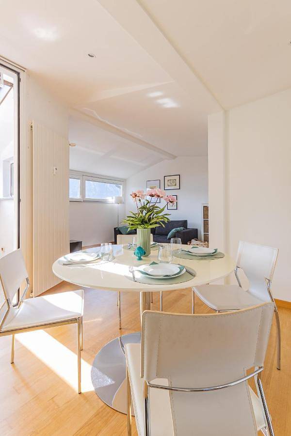 Appartement entier, Casa Elea_ Panoramic Attic in City Center in Campione d'Italia, Province de Côme