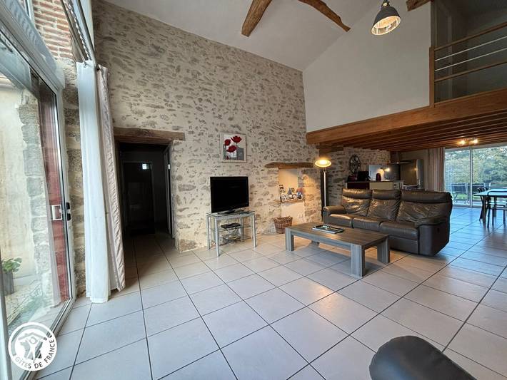 Gîte rénové mitoyen Pmr, 3 chambres, terrasse, proche nature in La Gaubretière, Vallée de la Loire