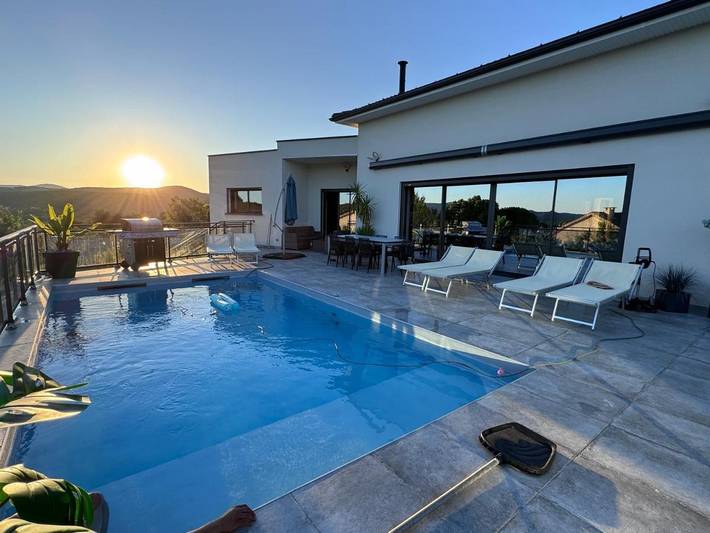 Location de vacances pour 8 personnes, avec piscine ainsi que vue et jardin à Saint-Julien-les-Rosiers - 3