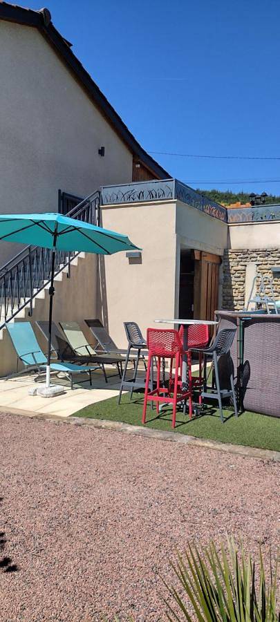 Appartement entier, One-Bedroom Apartment in Pierreclos, Région de Mâcon