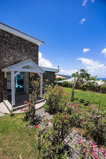 Chambre d’hôte pour 3 personnes, avec jardin ainsi que piscine et vue à Saint-Pierre (ville)