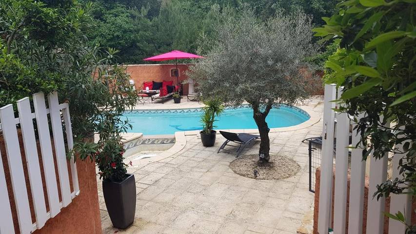 Location de vacances pour 6 personnes, avec jardin ainsi que piscine et jacuzzi à Sabran - 2