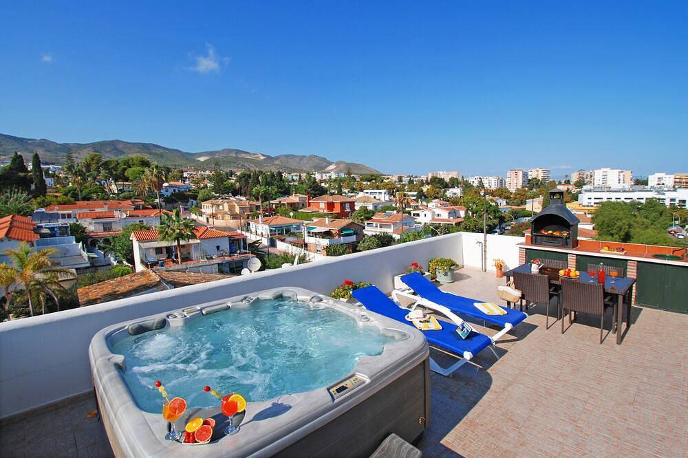 Ganze Wohnung, Apartment mit privatem Whirlpool & Sonnenterrasse – Strand zu Fuß – 4 Personen in Benalmádena Costa, Benalmádena