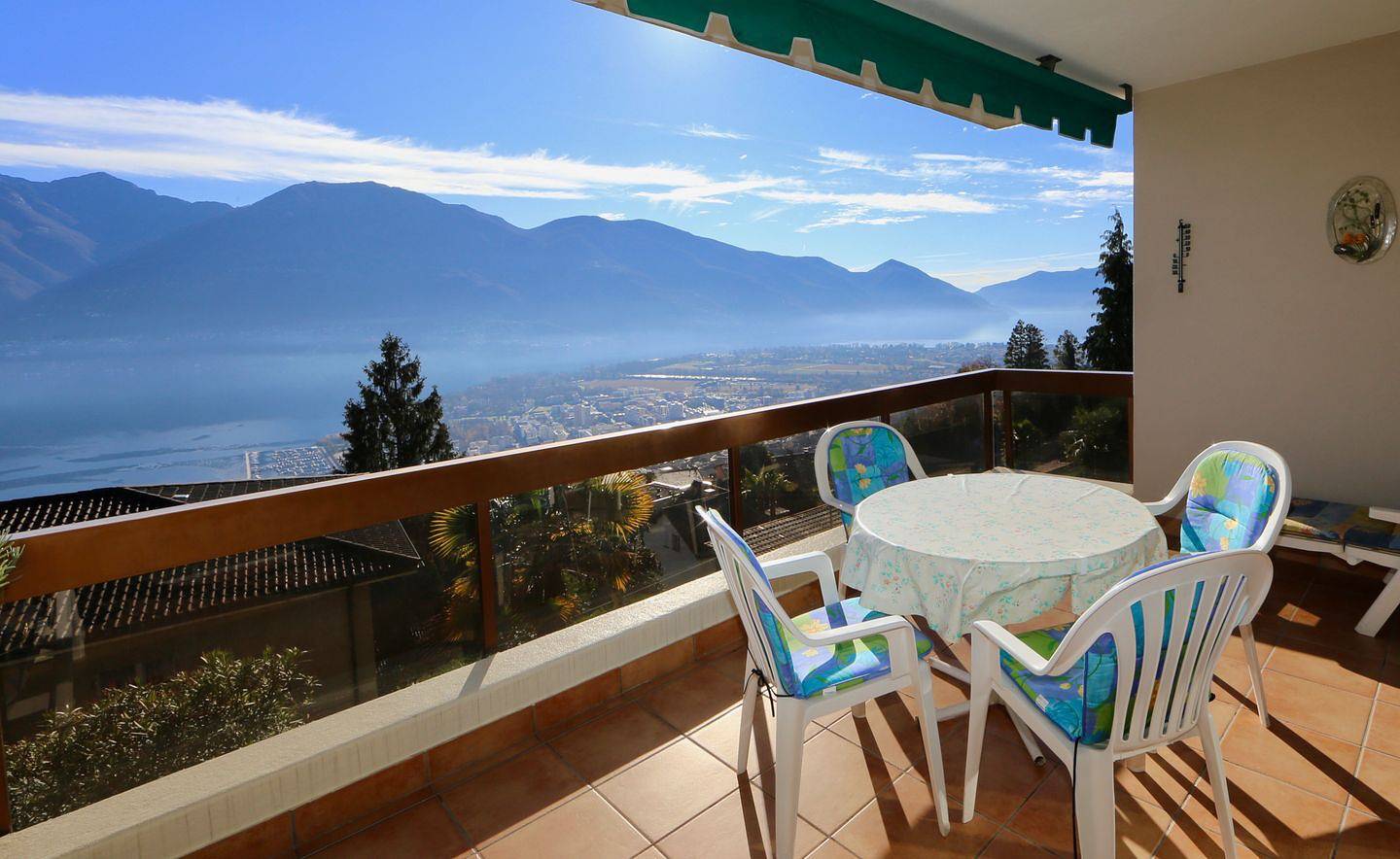 Ganze Wohnung, Eck-Wohnung im 2. Stock für 1-4 Personen. in Orselina, Tessiner Alpen