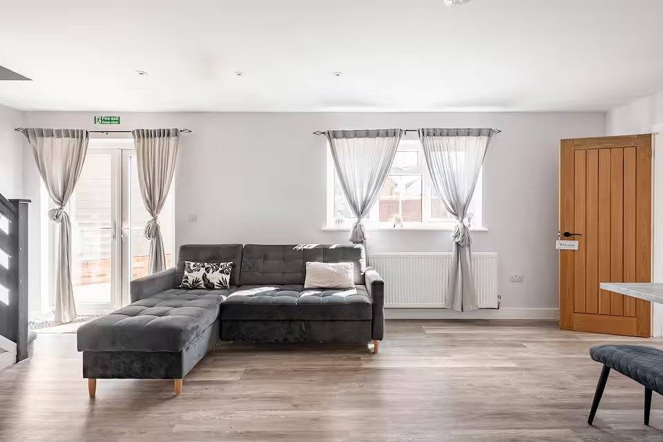 House Sleeps 8 with Hot Tub and Parking in Wivenhoe, Colchester