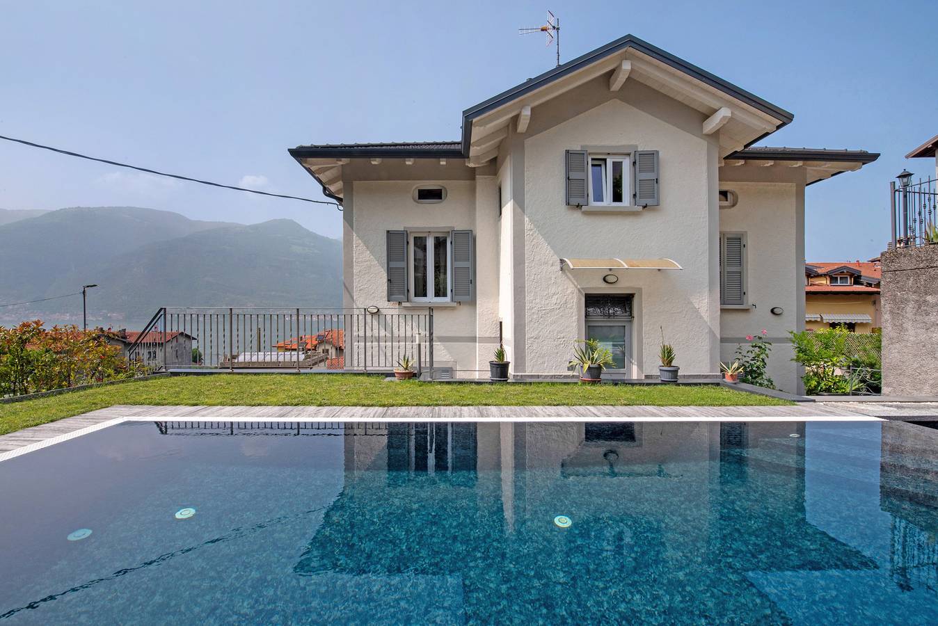 Appartamento intero, Appartamento 'Lescen White Residence - Swimming' con vista lago, piscina in comune e Wi-Fi in Bagnana (Lezzeno), Lezzeno