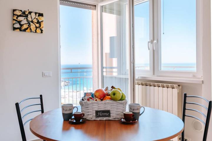 Appartement de vacances pour 5 personnes, avec Balcon et Terrasse ainsi que Jardin et Vue dans Spiaggia di Cala Porto Bianco