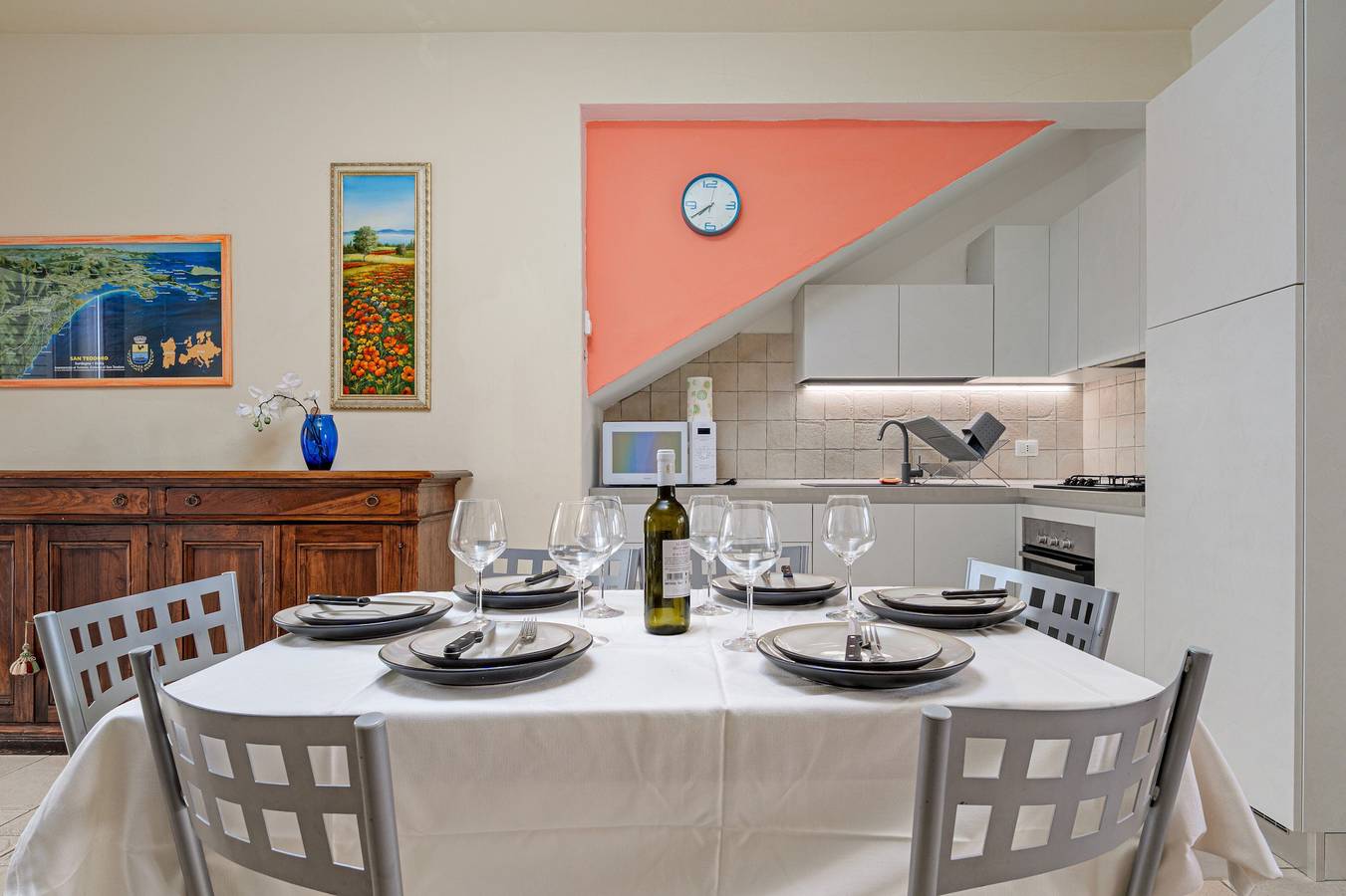 Ganze Wohnung, Apartment 'Trilo La Rosa' mit Gemeinschaftspool, Terrasse und Klimaanlage in Monte Petrosu, San Teodoro