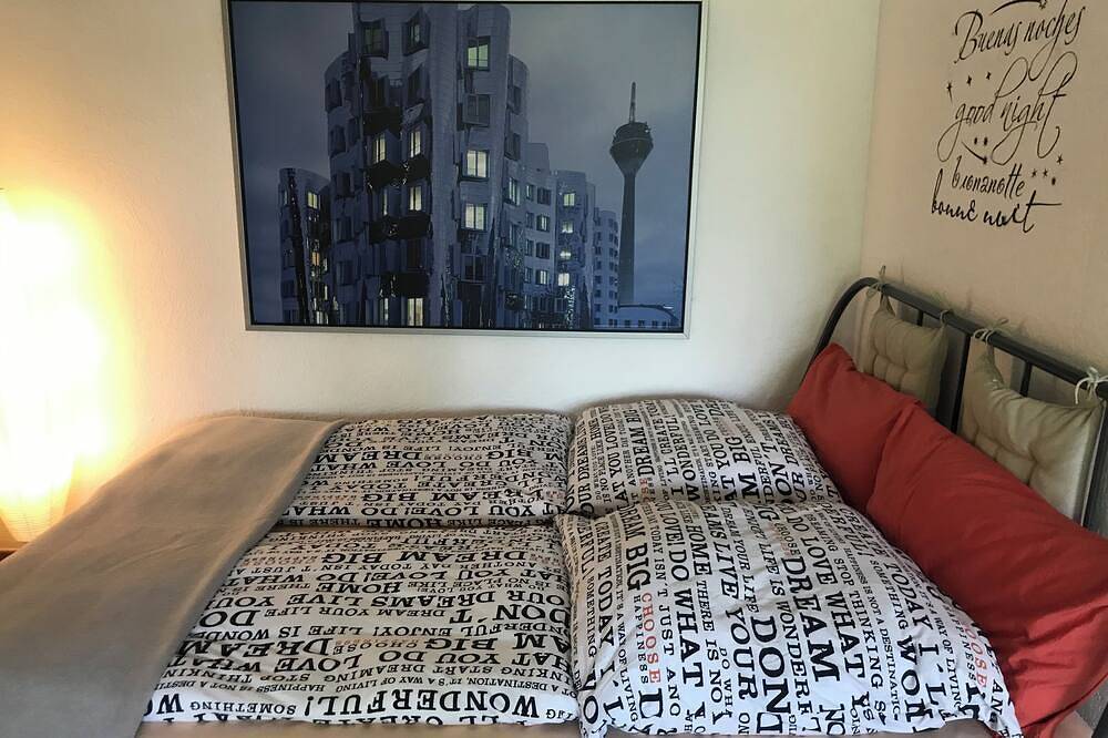 Ganze Wohnung, Ruhig gelegene Ferienwohnung mit Terrasse und kl. Garten, 5 Min mit Pkw z. Bhf. in Leichlingen, Rheinisch-Bergischer Kreis
