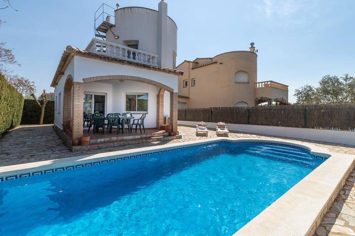 Vakantiehuis voor 6 personen, with Balkon and Terras as well as Tuin and Uitzicht in Sant Pere Pescador