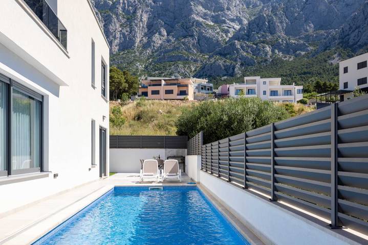 Villa für 6 Personen, mit Whirlpool und Pool sowie Garten und Balkon in Makarska