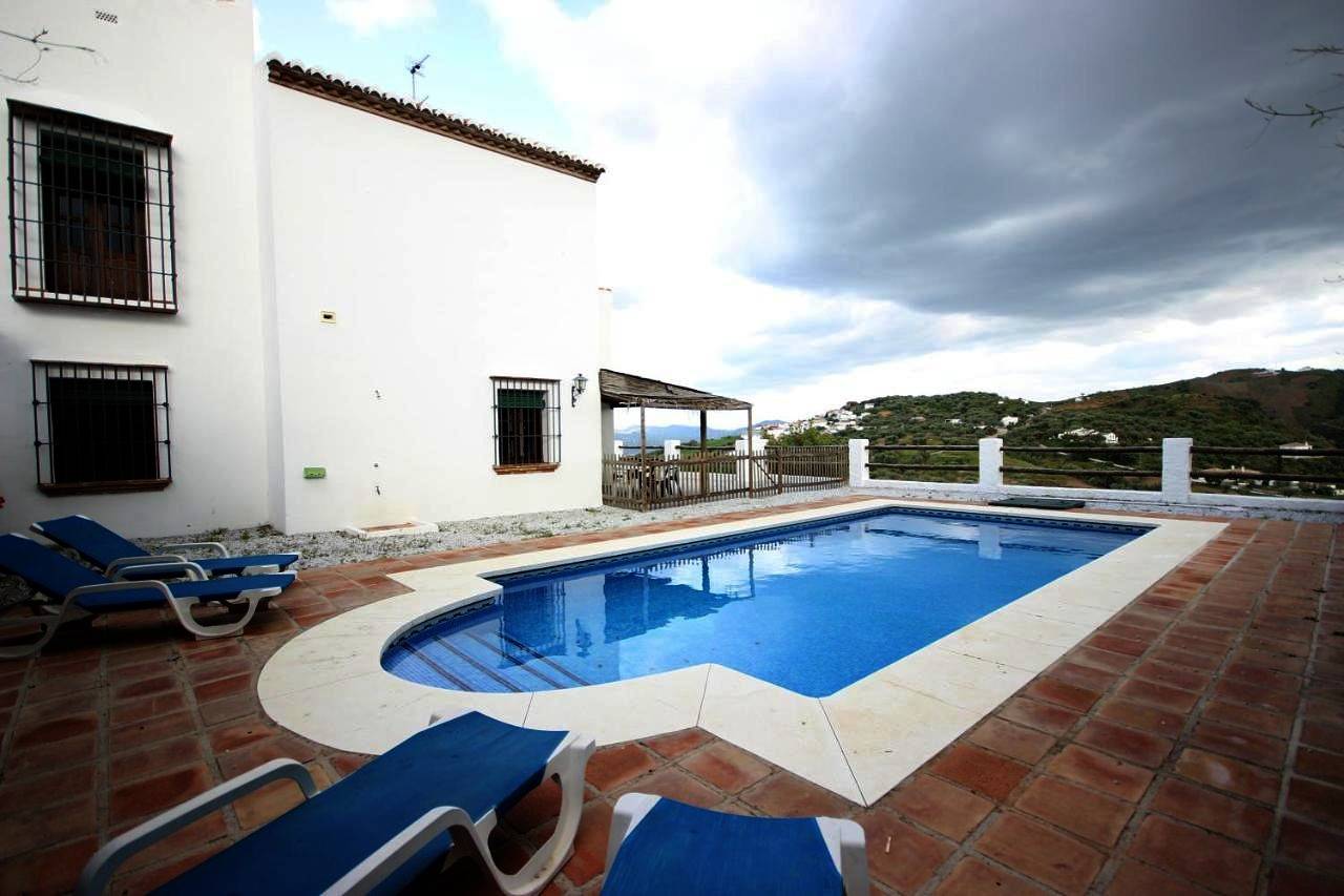 Casas de Cantoblanco in Los Romanes, Benamargosa