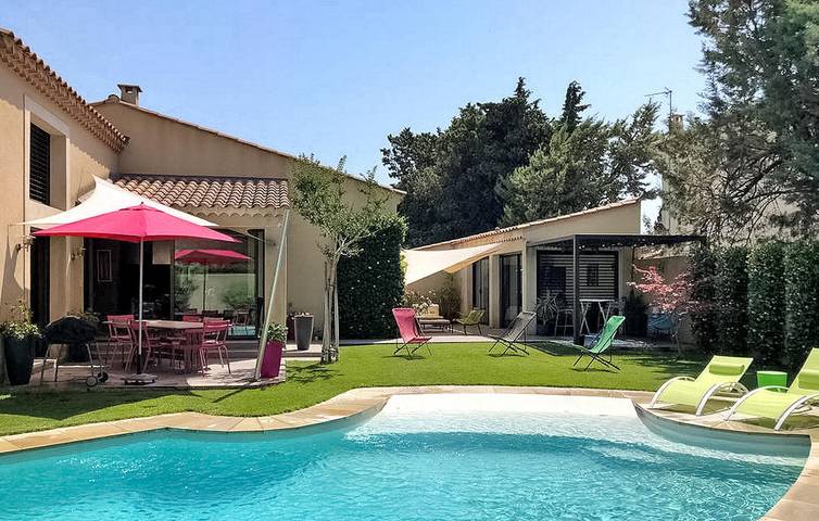 Geräumige Wohnung mit AC, Pool und Parkplatz, in der Nähe von Rognonas in Rognonas, Arles und Umgebung