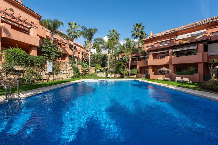 Geheel appartement, Appartement 'La Fragata Estepona 3b 2b' met zeezicht, wifi en airconditioning in Puerto Deportivo de Estepona, Estepona