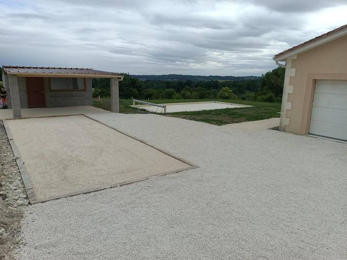 Location de vacances pour 10 personnes, avec Terrasse et Jardin ainsi que Piscine et Vue à Montignac-le-Coq