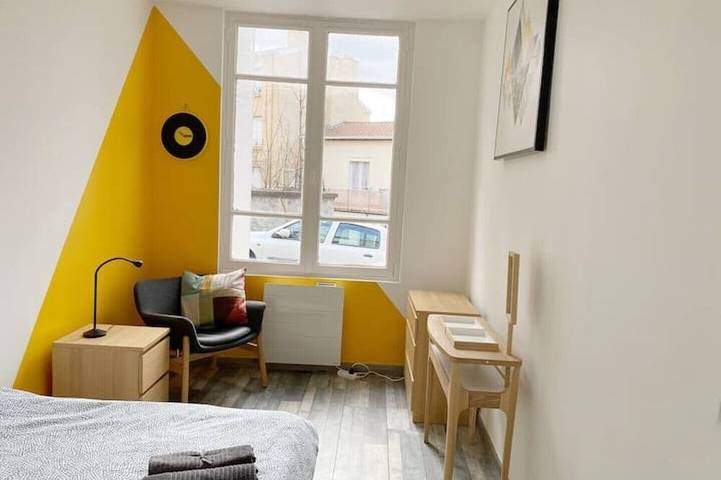 Entire apartment, 021 Stylish & Cozy Large Apartment 84 m² In The Heart Of The City Center With WIFI, Smart TV, And Netflix in Saint-Étienne, Loire