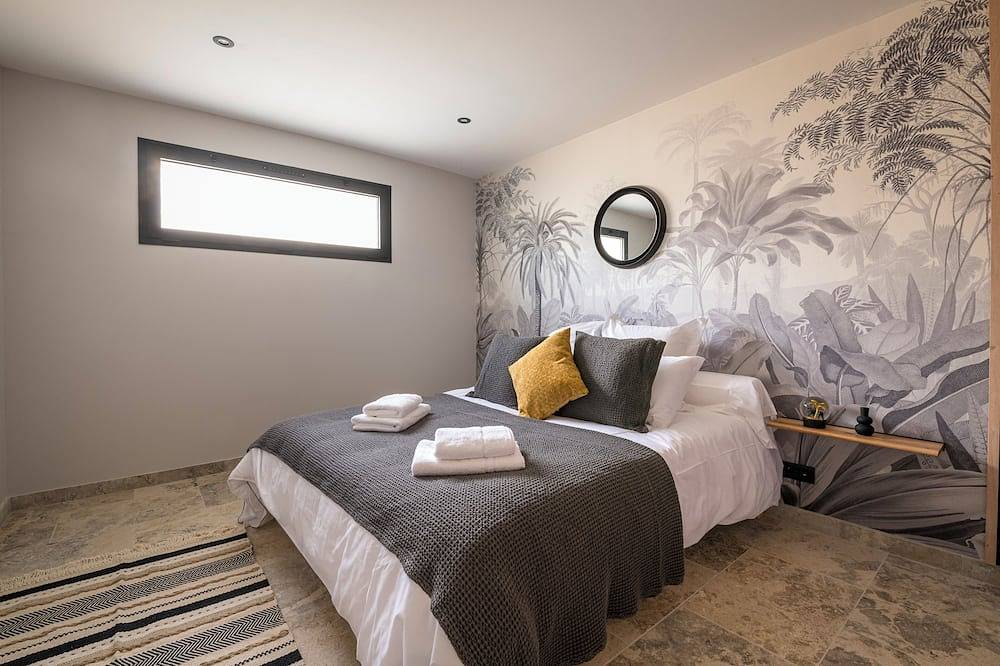Villa with pool, outdoor bar and balinese bed in Cadenet, Parc naturel régional du Luberon