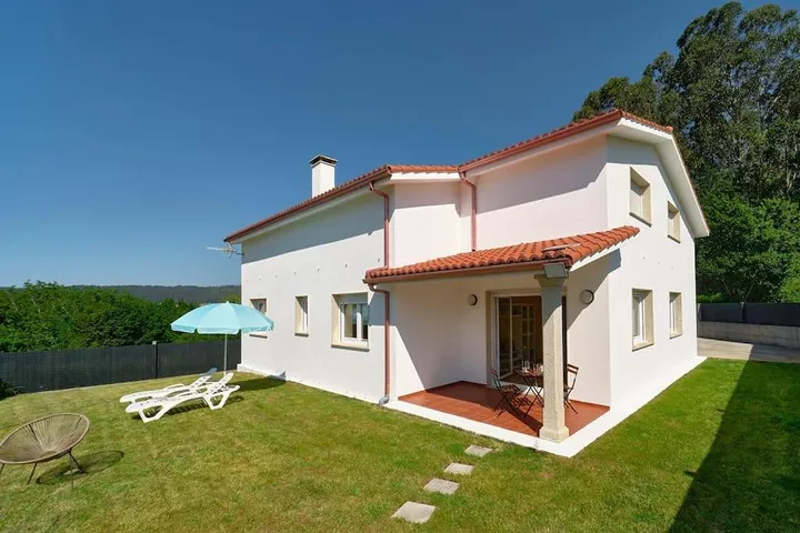 Casa de vacaciones para 9 personas, con jardín y terraza además de vistas y piscina - 1