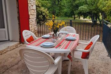 Location de vacances pour 4 personnes, avec terrasse et jardin à Murs