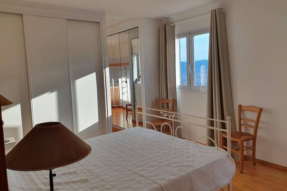 In the heart of Provence: Spacious villa with private pool and beautiful view in Salernes, Draguignan region