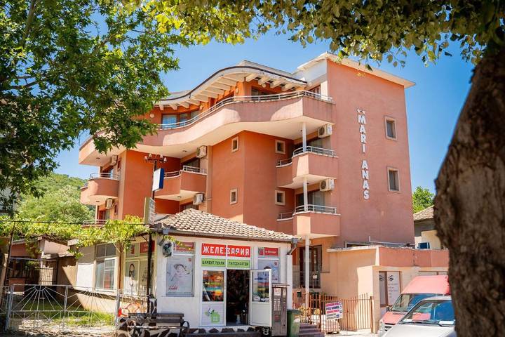 Maison d’hôte pour 3 personnes, avec jardin ainsi que vue et piscine
