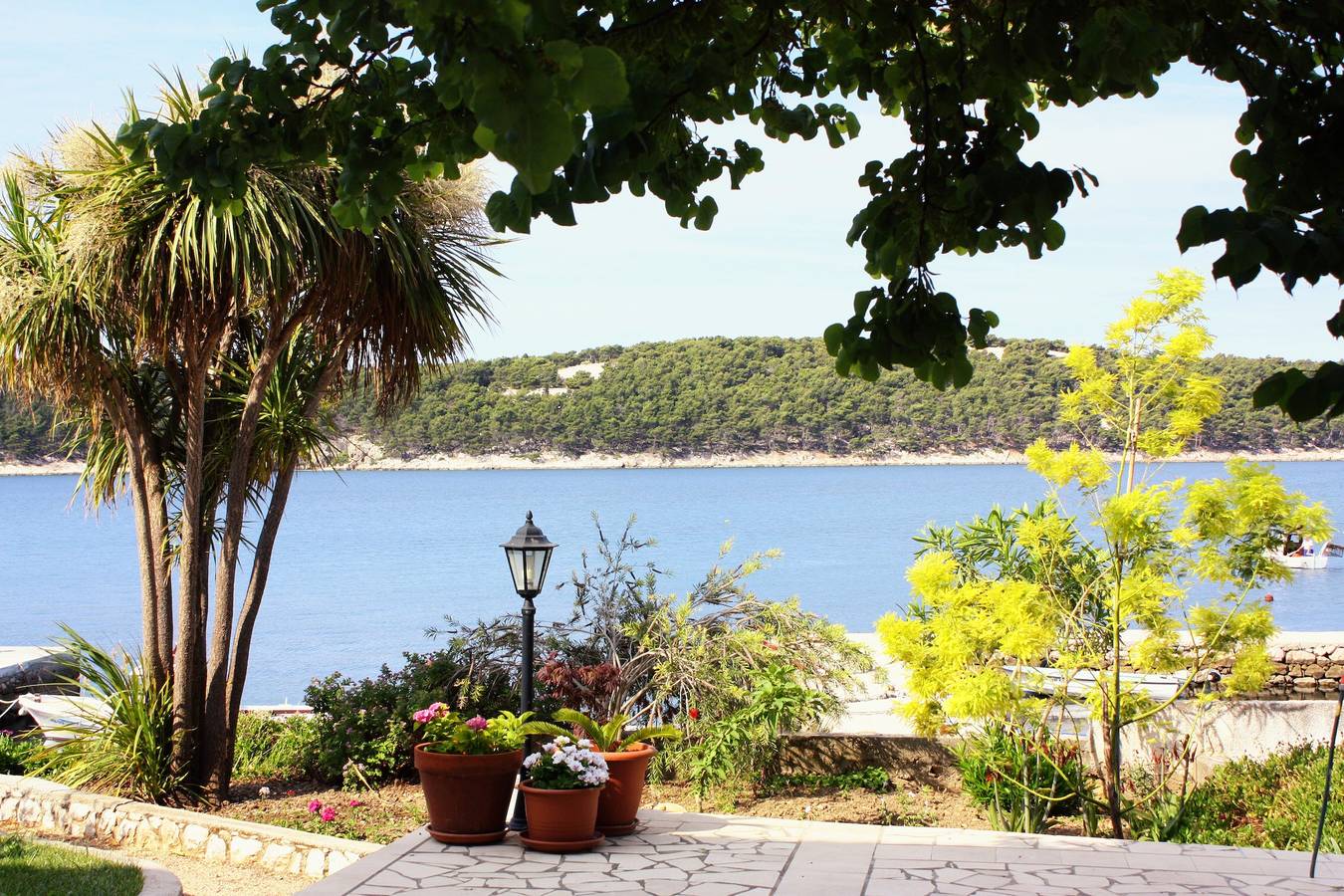 Ganze Wohnung, 2-Zimmer-Ferienwohnung am Strand Barbat, Rab A-18462-a in Barbat na Rabu, Rab