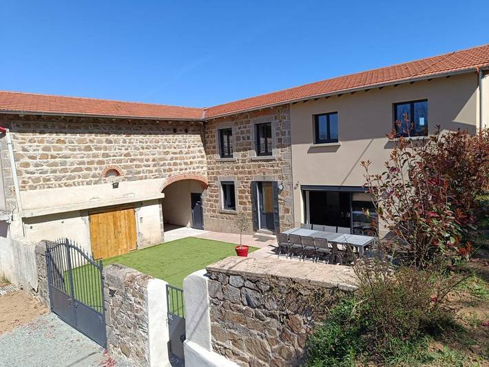 Gîte pour 15 personnes, avec Terrasse ainsi que Jardin et Vue à Chambost-Longessaigne
