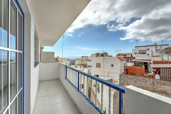 Ganze Wohnung, Ferienwohnung 'Retama' mit Meerblick, privater Terrasse und WLAN in La Postura, Adeje