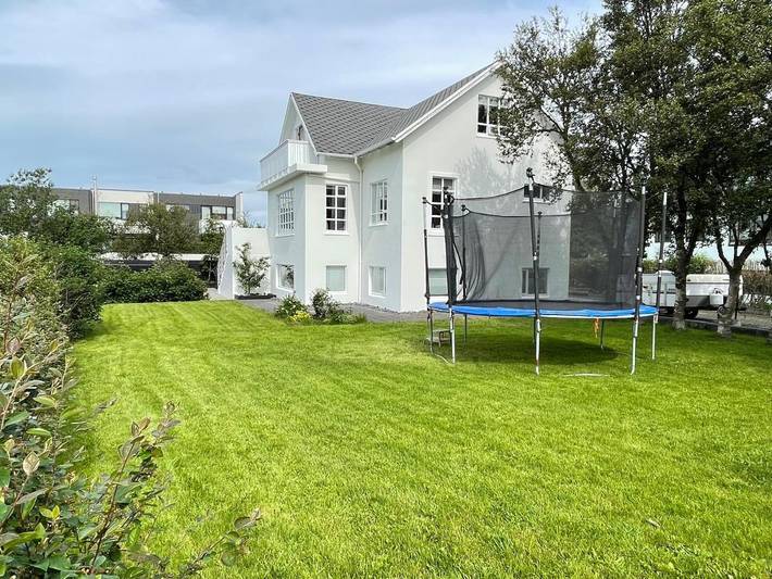 Villa voor 8 personen, met whirlpool en tuin in Reykjavik