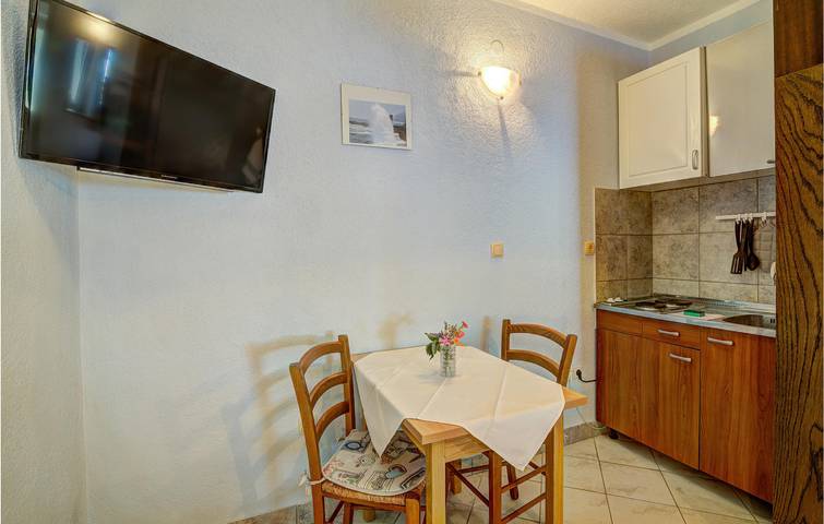 Ganze Ferienwohnung, Urlaub am Meer: Gemütliche Ferienwohnung mit WLAN, Terrasse und Parkplatz, 200 m vom Strand entfernt in Senj, Kvarner Festland