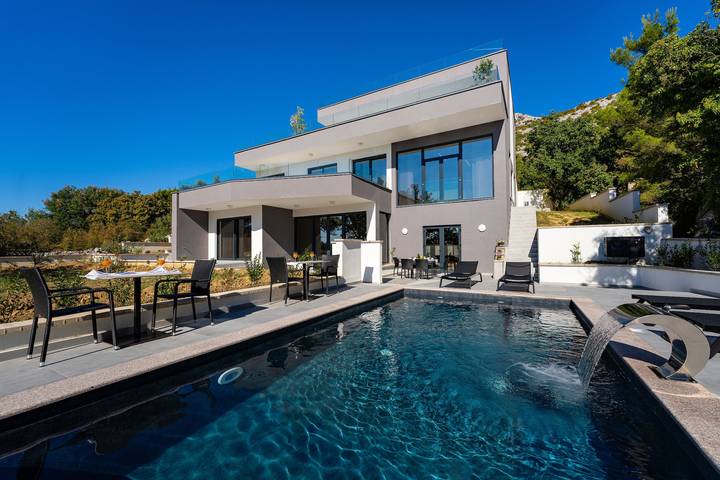 Ferienhaus für 14 Personen, mit Whirlpool und Garten in Starigrad Paklenica