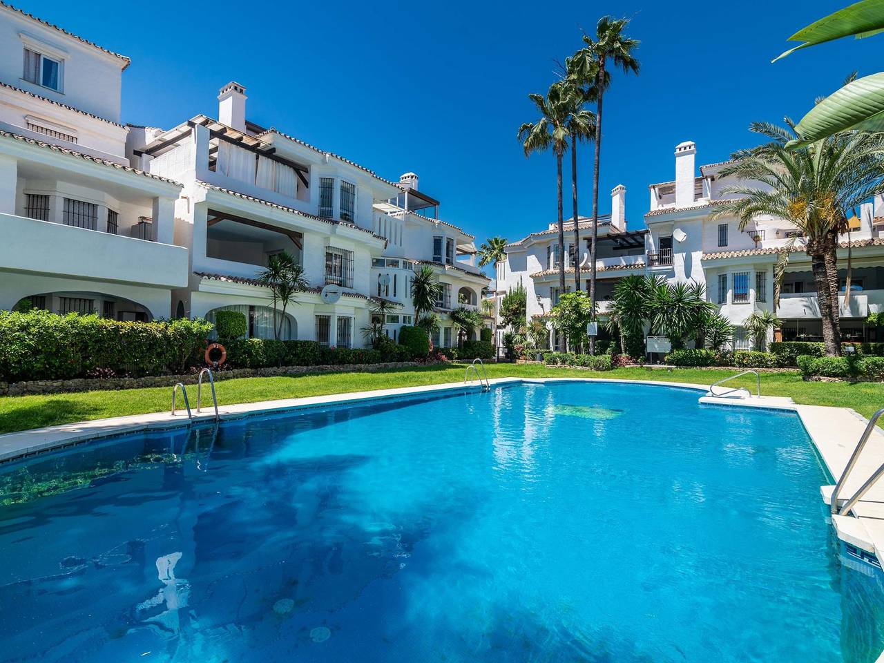 Ganze Ferienwohnung, Top Renovated Penthouse in Sunny Los Naranjos ✔ in Nueva Andalucia Golf Valley, Marbella