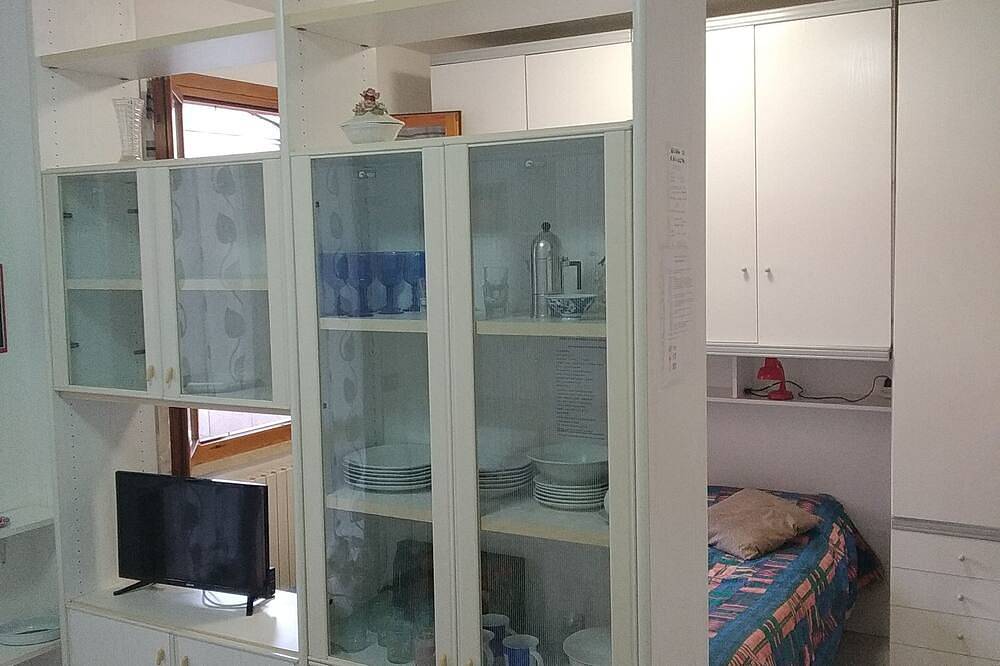 Entire apartment, Cecina mare 200 mt from the sea ground floor, separate entrance, sleeps 4 in Marina di Cecina, Cecina