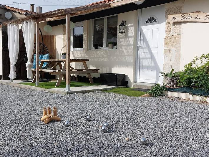Location de vacances pour 4 personnes, avec piscine ainsi que jardin et jacuzzi à Saint-Hilaire-la-Palud