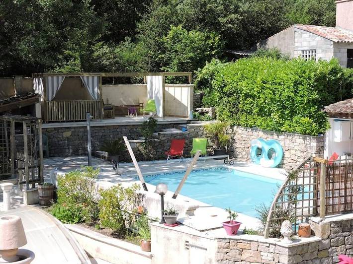 Gîte pour 5 personnes, avec Terrasse ainsi que Jardin et Piscine à Châteaudouble