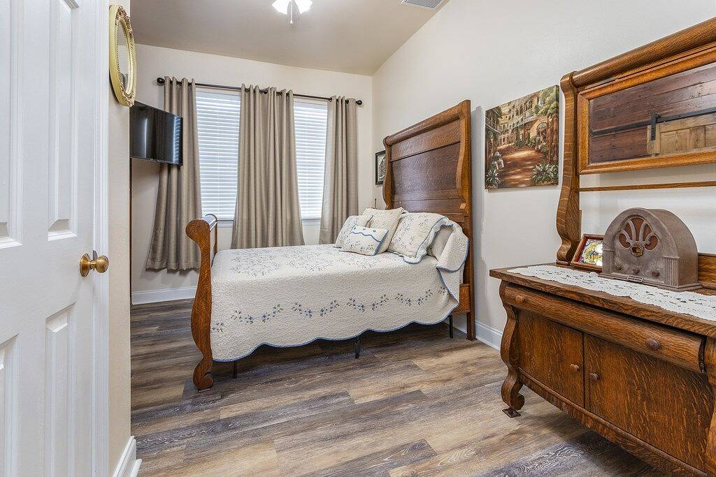 Free Coffee, Soft Drink, Snacks And Toiletries! Private Toilet In Each Bedroom! in Baton Rouge, East Baton Rouge Parish