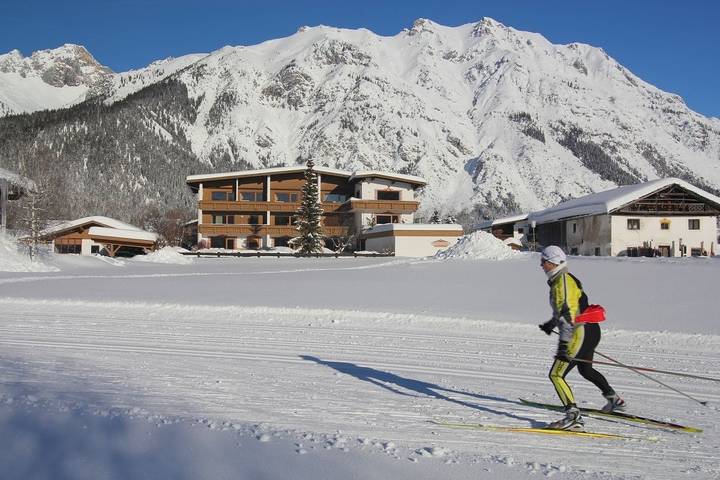 Hütte für 6 Personen, mit Pool und Ausblick sowie Garten und Sauna in Leutasch - 4