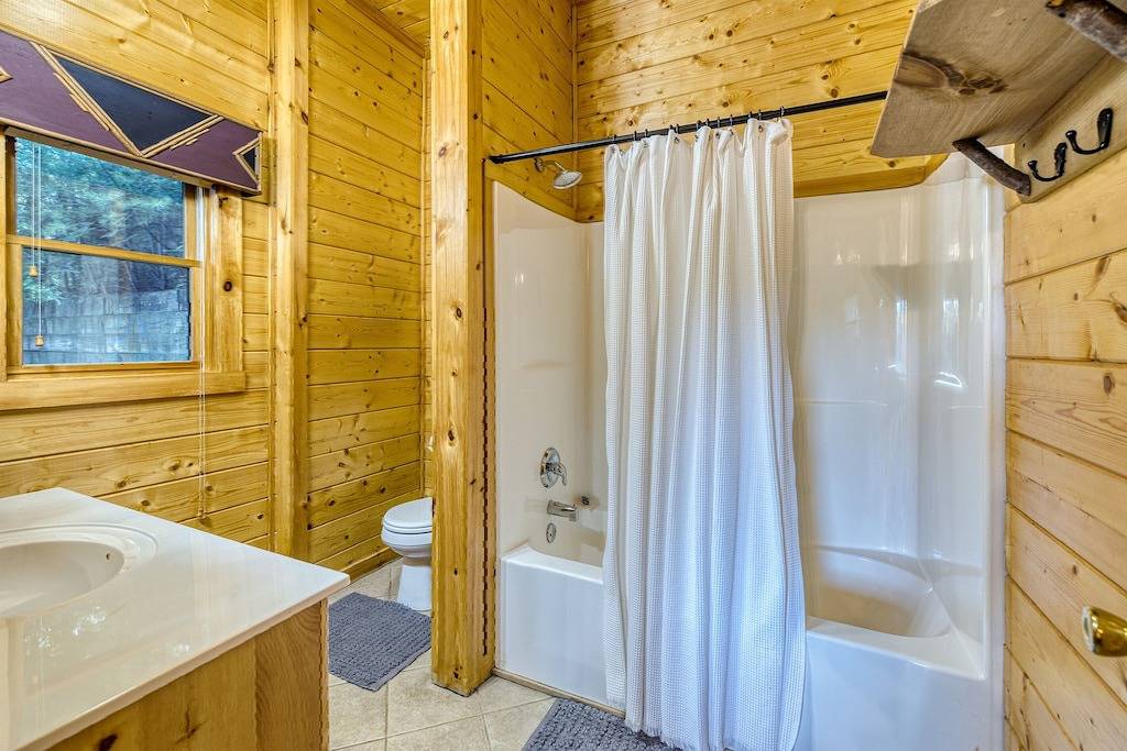 New Fire Pit! 3 King Suites, Creek, 15 mins 2 Br in Chattahoochee National Forest