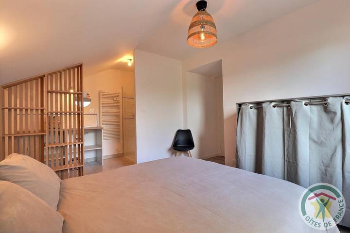 Gîte pour 6 personnes, avec piscine ainsi que terrasse et jardin à Montfort-sur-Meu - 2