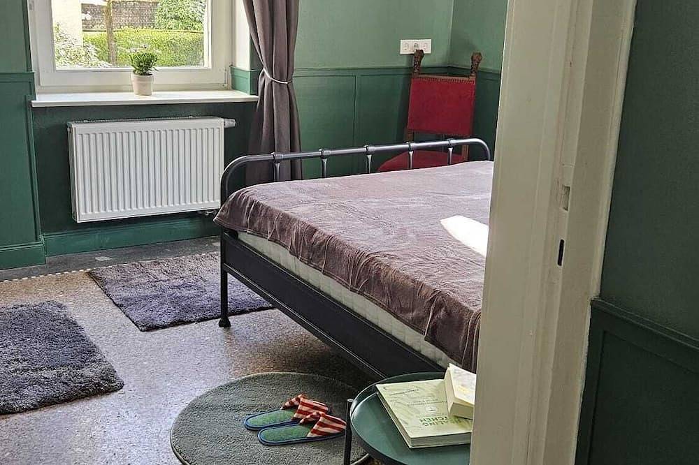 Ganze Wohnung, Altbauzimmer - frei stehende Badewanne + Parkplatz - Eingang durch Geheimtür in Saarbrücken, Saargau