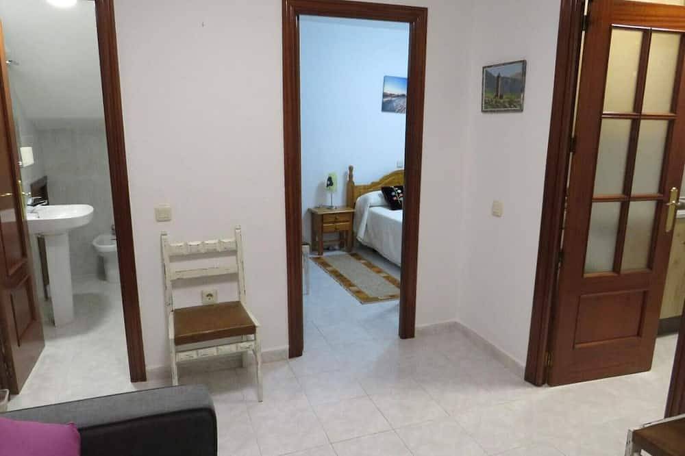 Apartamento entero, Apartamento 'El Portal De Beni Bajo' con Wi-Fi y aire acondicionado in Pedro Bernardo, Valle del Tiétar