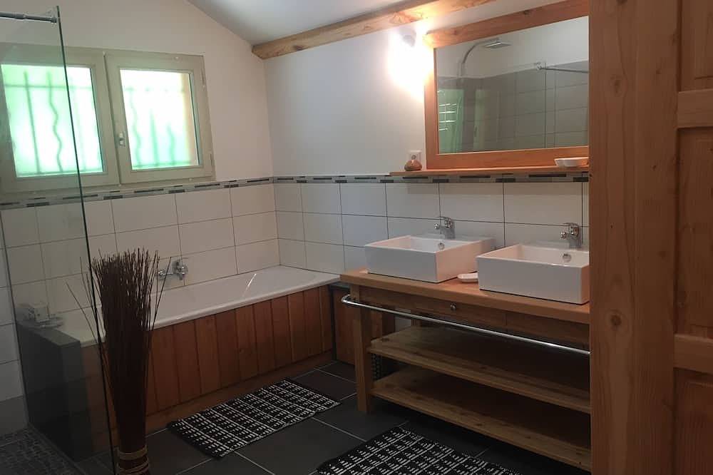 Chalet de caractère,2*, avec piscine 6  à 10 personnes . 3 nuits min.hors saison in Sainte-Eulalie-d'Ans, Périgord Blanc