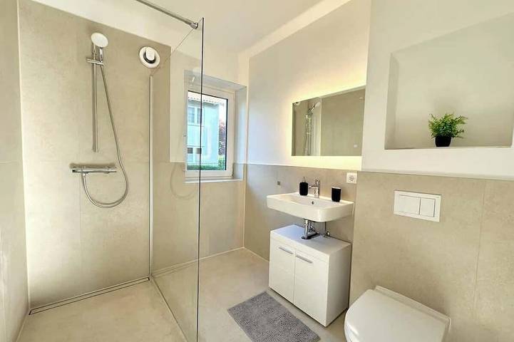 Ganze Wohnung, Modernes Apartment mit Terrasse + Parkplatz, Nähe Bahnhof in Henstedt-Ulzburg, Kreis Segeberg
