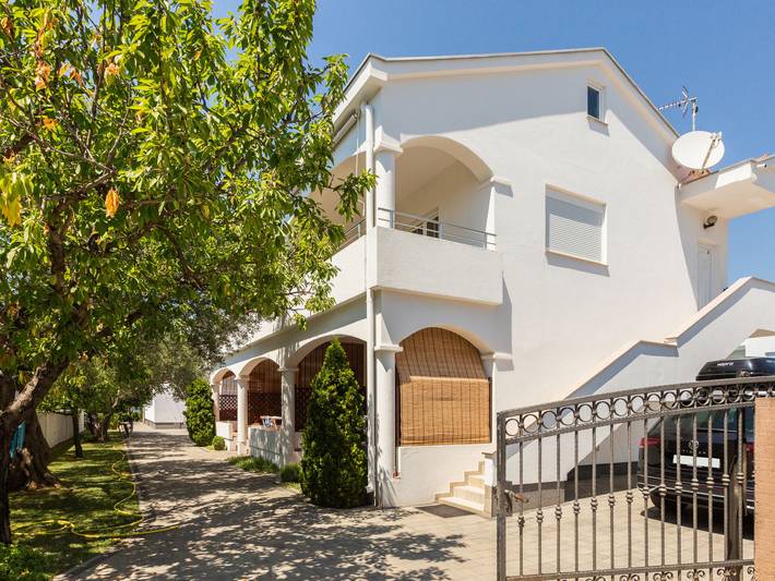 Apartament wakacyjny dla 4 osób, z ogród i taras w Sukosan