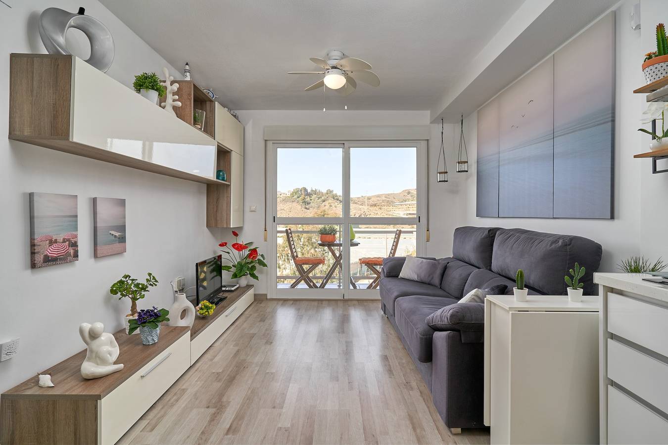 Entire apartment, Holiday Apartment 'Abierto Al Mar' with Sea View, Shared Pool & Wi-Fi in Vélez-Málaga, Costa del Sol