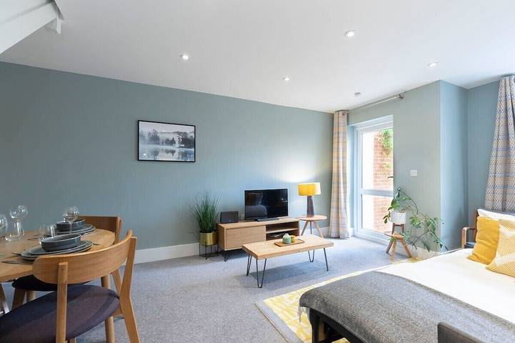 Modern-Ferienhaus-Eigenes Badezimmer-Strassenblick in Cheltenham, Gloucestershire