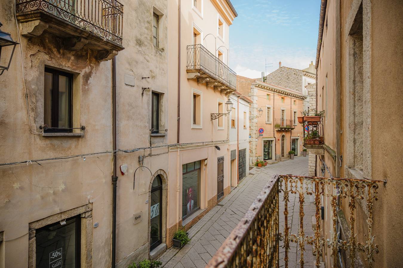 Spacious Double Room with Balcony Overlooking the Main Street and Square, Air Conditioning in Calangianus, Olbia-Tempio